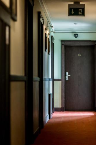an empty hallway with a door and a hallwayngth at Hotel Krzyski in Tarnów