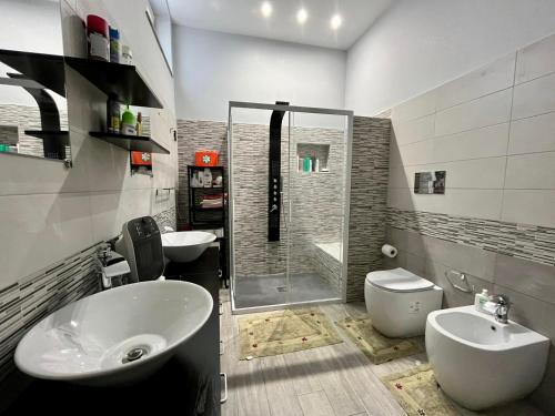 KAM DELUXE Rooms And Home Vacancy في Calamonaci: حمام مع حوض ودش ومرحاض