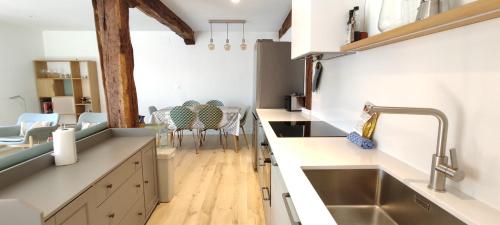 Una cocina con encimeras blancas y un fregadero. en Mundaka Old Port, en Mundaka