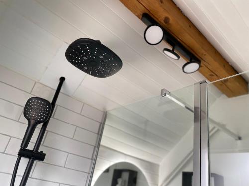 une salle de bains avec trois lumières au plafond dans l'établissement La Kaz montagne, à Briançon