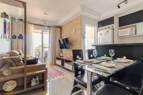 cocina y sala de estar con mesa y sillas en Conforto Tranquilidade apto c garagem en Curitiba