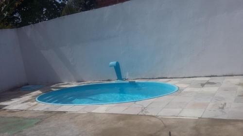 una piscina circular con una fuente de agua en un patio en Pousada Hostel Villa Bella Mar, en Natal