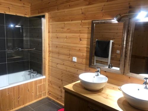 a bathroom with two sinks and a bath tub at Chalet Cervus in Font-Romeu-Odeillo-Via