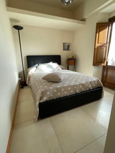 Ένα ή περισσότερα κρεβάτια σε δωμάτιο στο Casa Vacanze al Castello L' Aquila