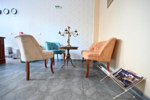 a living room with two chairs and a table at Smeštaj TEA sa dva bazena i besplatan parking in Vrnjačka Banja