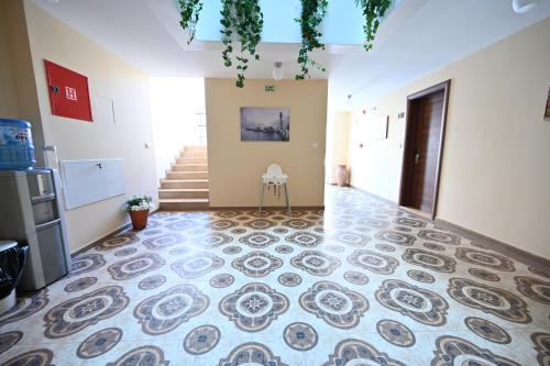 a hallway with a patterned floor in a building at Smeštaj TEA sa dva bazena i besplatan parking in Vrnjačka Banja