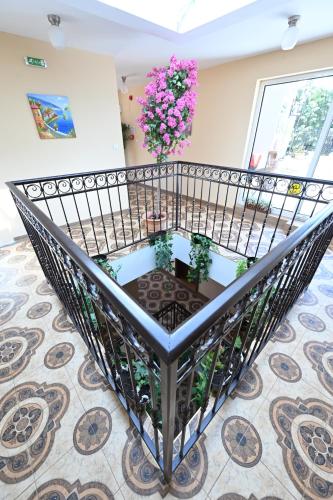 a spiral staircase with a vase of flowers at Smeštaj TEA sa dva bazena i besplatan parking in Vrnjačka Banja