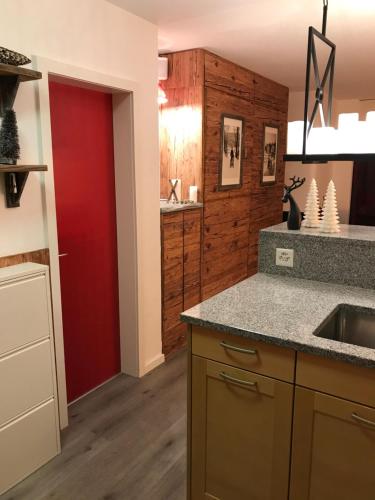 una cucina con porta rossa e lavandino di HeidAway a Lenzerheide