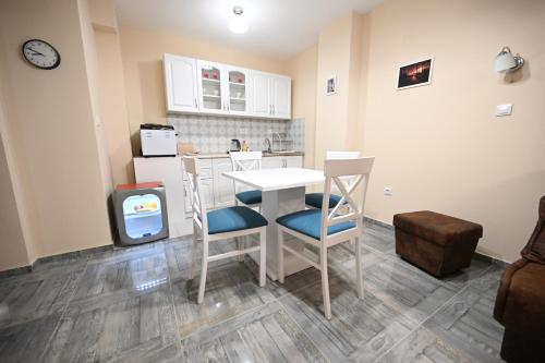 a kitchen with a table and chairs and a stove at Smeštaj TEA sa dva bazena i besplatan parking in Vrnjačka Banja