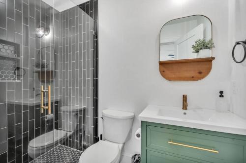 Un baño con inodoro, lavabo y ducha. en Haynesworth Manor, en Greenville
