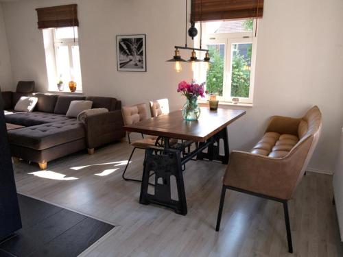 a living room with a table and a couch at Schuster Bude in Münchhausen