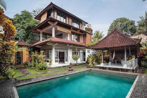 ein Haus mit einem Pool vor einem Haus in der Unterkunft BREATHE in @ Villa GAIA / PRIVATE Pool UBUD in Ubud