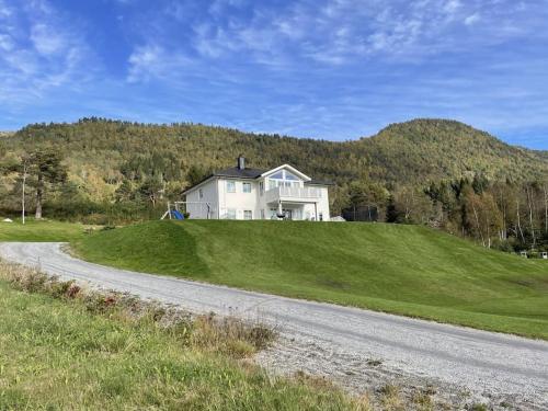 una casa en la cima de una colina con una carretera en Villa i Isfjorden! en Isfjorden