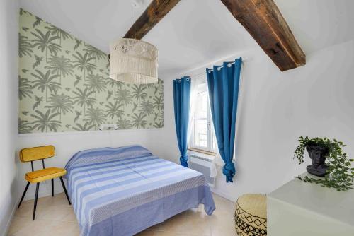 une chambre avec un lit et une fenêtre avec des rideaux bleus dans l'établissement Appartements hyper-centre de Marseille, à Marseille