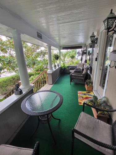 une terrasse couverte avec une table et des chaises. dans l'établissement Your Oasis in Niagara Falls Canada, à Niagara Falls