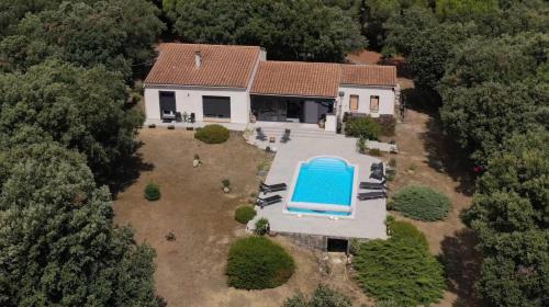 une vue aérienne d'une maison avec piscine dans l'établissement VILLA LOUNA 4 étoiles, à Ventenac-Cabardès