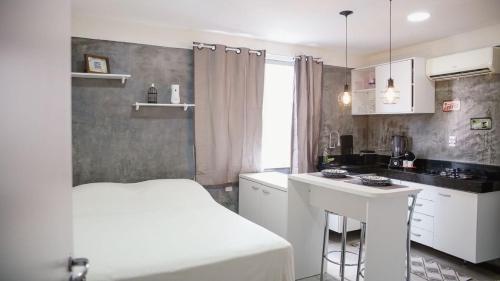 Habitación pequeña con cama y cocina en STUDIO 301 | WIFI 600MB | RESIDENCIAL JC, um lugar para ficar. en Belém