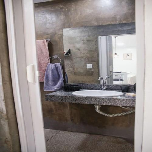 Koupelna v ubytování STUDIO 301 | WIFI 600MB | RESIDENCIAL JC, um lugar para ficar.