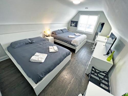 a bedroom with two beds and a window at Hamilton Chic Retreat - Comfy Beds - Garden - Pool in Hamilton
