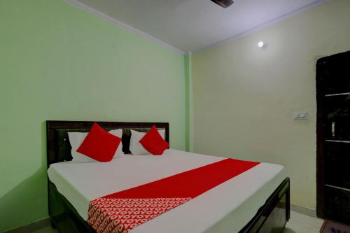 Cama ou camas em um quarto em OYO Flagship Hotel Koyal Palace