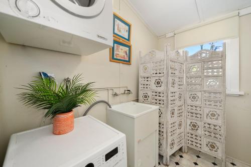 a bathroom with a sink and a washing machine at Kits Coty in Katoomba