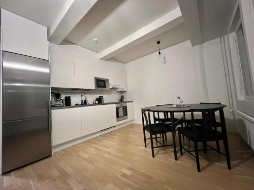 modern apartment with private terrace tesisinde mutfak veya mini mutfak