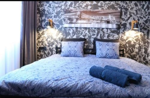 ein Schlafzimmer mit einem blauen Bett und einer blauen Decke in der Unterkunft Samira1 in Kiew