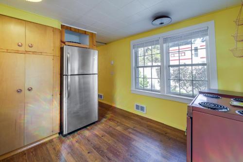 Dapur atau dapur kecil di Newport Cabin on Diamond Lake with Private Boat Dock