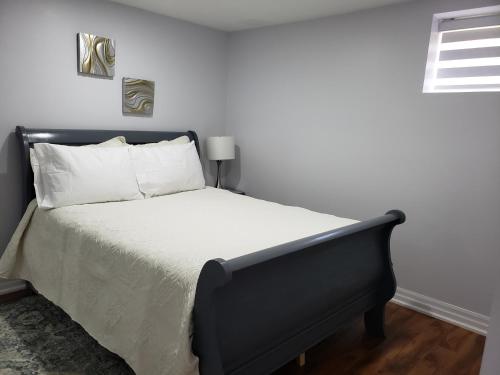 Ένα ή περισσότερα κρεβάτια σε δωμάτιο στο Luxurious Apt 2BRs-1BA Spacious Modern, with free parking