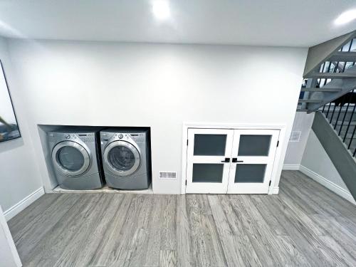a laundry room with a washer and dryer at Luxe Home Near Limeridge - Sleeps 11 - Pool in Hamilton
