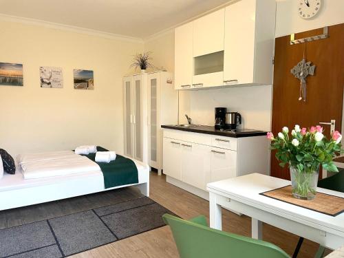 Habitación pequeña con cama y cocina en Frauenpreiss-Whg-47, en Cuxhaven