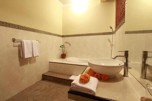 Kamar mandi di Pekak Mangku Guest House