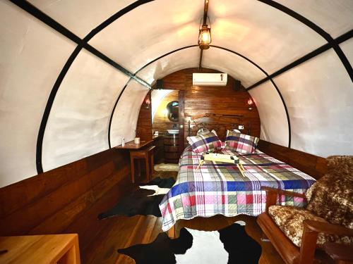 Cette chambre comprend un lit dans un igloo. dans l'établissement Carroça Colorado, Vila Mágica, à Bueno Brandão