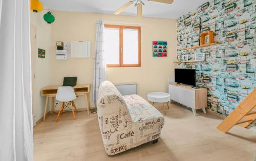 een kamer met een stoel en een bureau met een televisie bij Les Portes Du Palais in Avignon