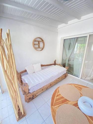 1 dormitorio con 1 cama y 1 mesa en una habitación en The Happy Place, en Marigot