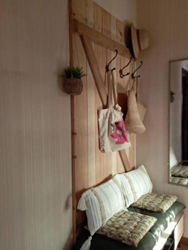 Cette chambre comprend un banc avec un miroir et une étagère. dans l'établissement Le logis de Thaïs, à Henrichemont