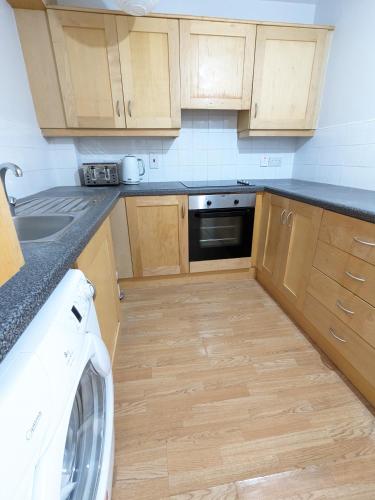 a kitchen with a washing machine in a kitchen at Best Location in Belfast! Free parking in Belfast