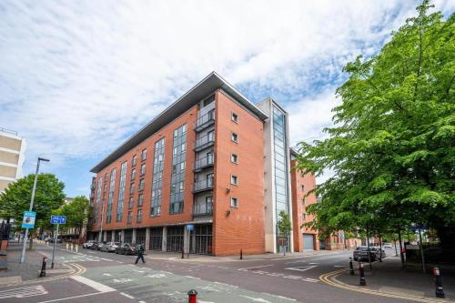 un gran edificio de ladrillo rojo en una calle de la ciudad en Best Location in Belfast! Free parking, en Belfast