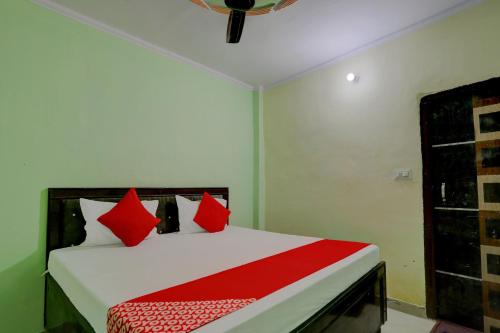 سرير أو أسرّة في غرفة في OYO Flagship Hotel Koyal Palace