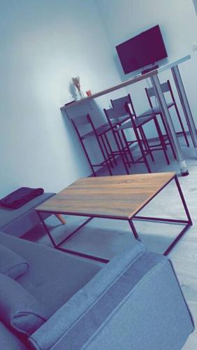 Cette chambre comprend une table et des chaises. dans l'établissement Petite maison de campagne, à Champvans