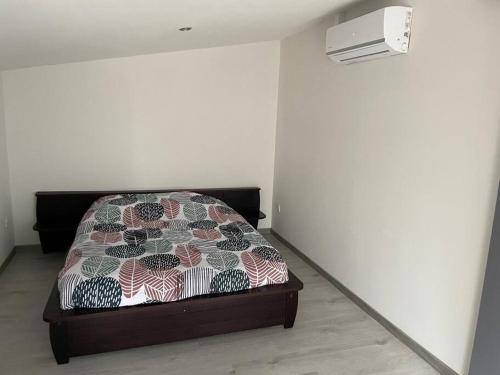 a bedroom with a bed in the corner of a room at Petite maison de campagne in Champvans