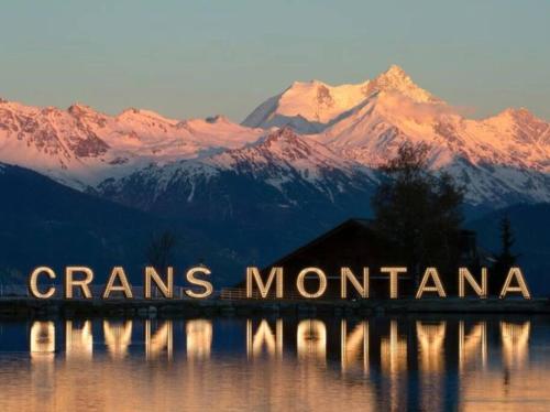 a sign that saysaris moranca in front of a mountain at Charmant logement vue dégagée Jeanne d'Arc in Crans-Montana