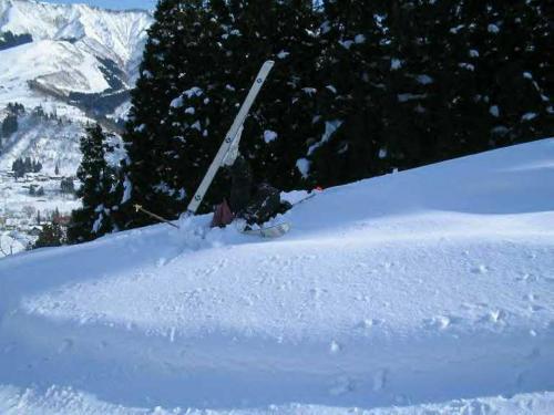 un par de esquís sobre una pendiente cubierta de nieve en STI SKI LODGE en Seki