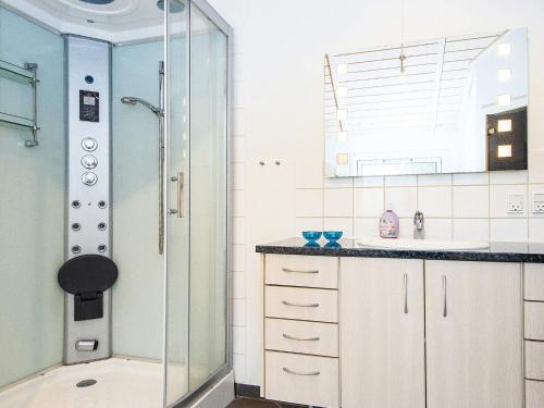 ein Bad mit einer Dusche und einem Waschbecken in der Unterkunft Three-Bedroom Holiday home in Allingåbro 3 in Nørager