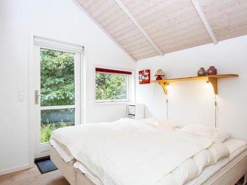 Postel nebo postele na pokoji v ubytování Three-Bedroom Holiday home in Allingåbro 3