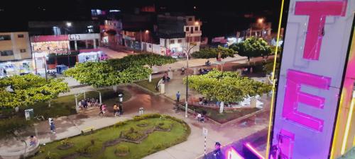 - une vue sur une rue de la ville la nuit dans l'établissement las laureles de las americas, à Huánuco