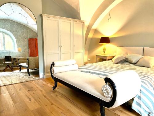 1 dormitorio con 1 cama y 1 silla en Accademia Newly Renovated Ancient Abbey, en Florencia