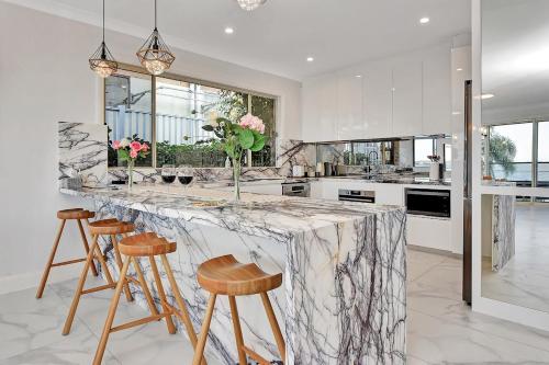 Dapur atau dapur kecil di Royal Retreat Peaceful Lakefront