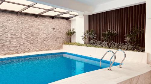 - une piscine dans l'arrière-cour d'une maison dans l'établissement Apartamento de Lujo a Pasos de la Av. América, à Cochabamba