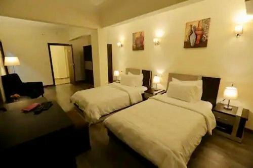 Supreme pyramids view inn